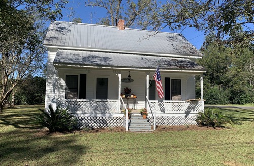 Coolidge Cottage | Cheerful Cottage, full of Southern Charm