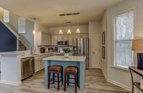 Memphis House | Cheerful Downtown 2 bedroom with private backyard