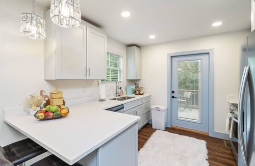 Powell House | Cheery and Stylish Three Bedroom Townhouse in Convenient Area