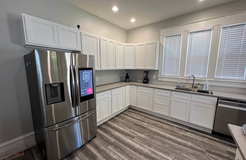 Leitchfield House | Cherry Jacuzzi Suite 🚭 @ Homestay On Main
