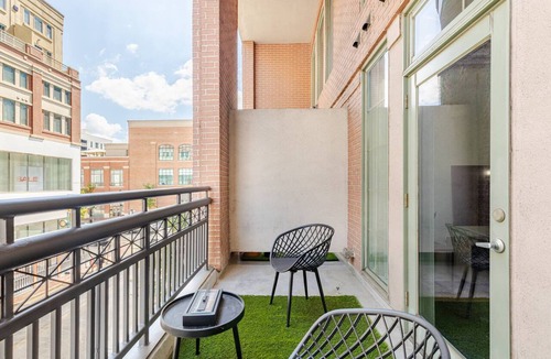 Atlantic Station Area Apartment | Chic 2BR2BA Loft – Atlantic Station, Walk to Shops, Dining & Events