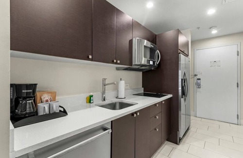 Ludlam Hotel | Chic and Modern Living in Miami! 3 Gorgeous Rooms, Balcony | Outdoor Pool + Spa