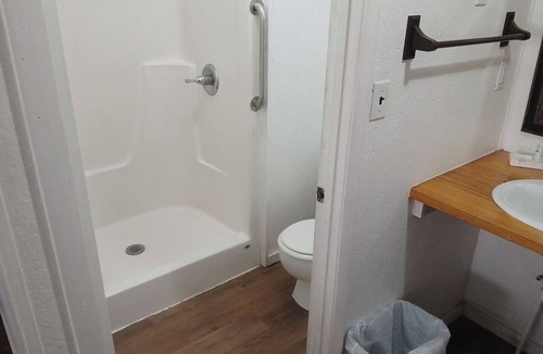 Mayo Hotel | Chic Hill Top Room 21 with Wi-Fi, AC in cool Mayo