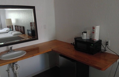 Mayo Hotel | Chic Hill Top Room 21 with Wi-Fi, AC in cool Mayo