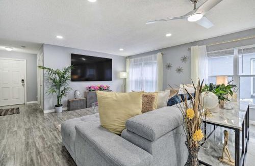 Signal Hill House | Chic Orlando Family Getaway w/Fenced Yard!