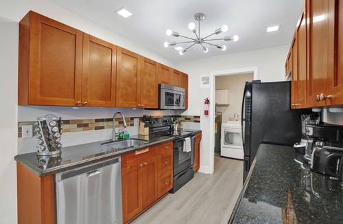 Coral Ridge House | Chic Spacious 1br Getaway Pool &Tiki Bar Steps to the beach