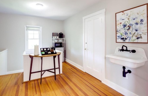 Hyde Park Apartment | Cincinnati Apartment: 1 Mi to Hyde Park Square!