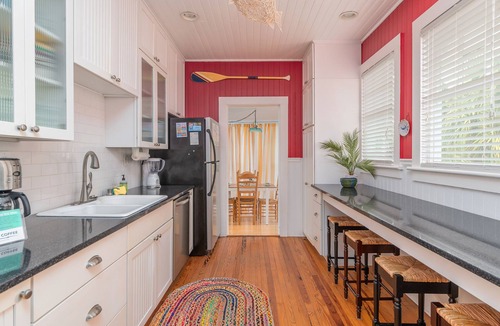 Tybee Island Cottage | Clamdigger PETS Ocean Block. Screened Porch