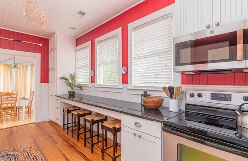 Tybee Island Cottage | Clamdigger PETS Ocean Block. Screened Porch