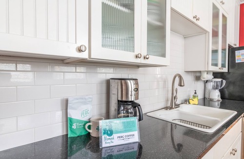 Tybee Island Cottage | Clamdigger PETS Ocean Block. Screened Porch