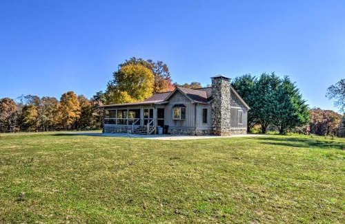 Clarkesville House | Clarkesville Ranch Cabin w/Screened-In Porch!