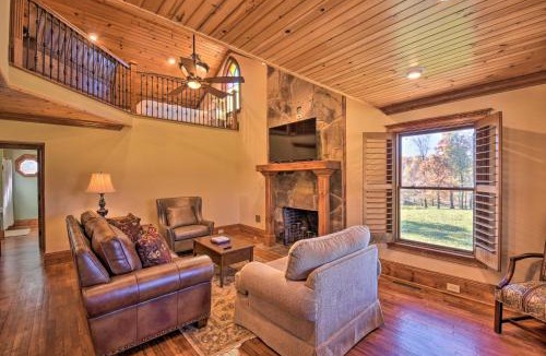 Clarkesville House | Clarkesville Ranch Cabin w/Screened-In Porch!