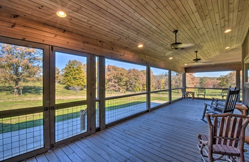 Clarkesville Cabin | Clarkesville Ranch Cabin w/Screened-In Porch!