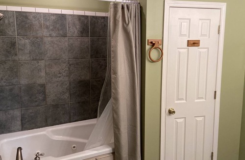 Oxford House | Clean & Quiet Graduation Weekend Rental