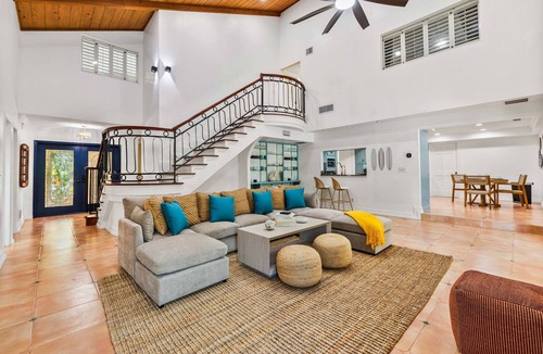 Anona House | CLEARWATER! Beach 2mi, Heated Pool, Spa, Pickleball, MiniGolf, Game Rm, Fire Pit