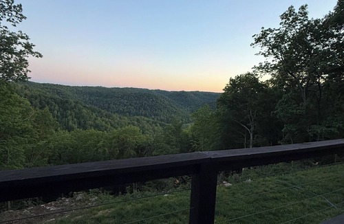 Stanton Cabin | Cliffside cabin in RRG with hot tub, sleeps 12!