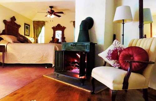 Eureka Springs Historic District Hotel | CLIFFSIDE SUITE, JACUZZI, BALCONY, ONLY HOTEL WITH PARKING LOT RIGHT DOWNTOWN.