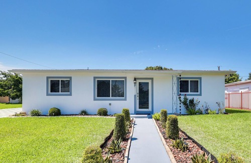 Miami Gardens Cottage | Close to Hard Rock Stadium! Group Getaway w/Yard