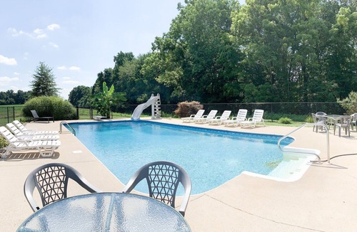 Austin Cabin | CMR Hideaway Lodge poolside Barren County near Barren River Lake