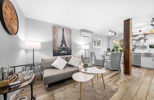 Lake Worth Apartment | Coastal Serene Courtyard, Lush Garden, BBQ & Bar Cart – $1 Rides to Beach