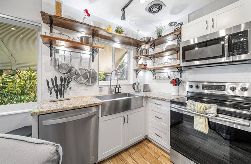 Lake Worth Apartment | Coastal Serene Courtyard, Lush Garden, BBQ & Bar Cart – $1 Rides to Beach