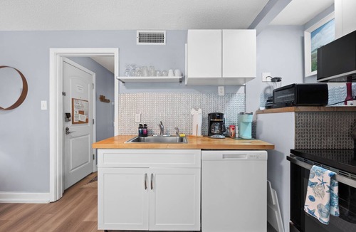 Jekyll Island Condo | Coastal stay/steps to Driftwood Beach