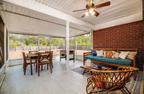 Hinesville House | Coastal theme getaway Relaxing, Patio Arcade