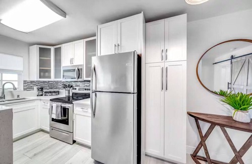 Coral Ridge Apartment | Coastal unit! .5 miles to Beach!