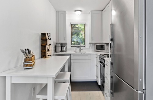 Parrot Cove Apartment | Coco Studio - Walk to Beach, Golf & Downtown