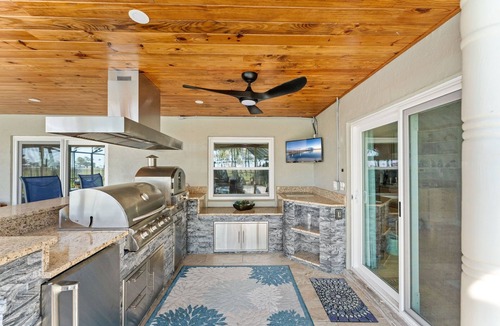 Cocoa Isles Country Club House | Cocoa Beach escape - pool, bikes & beach kit