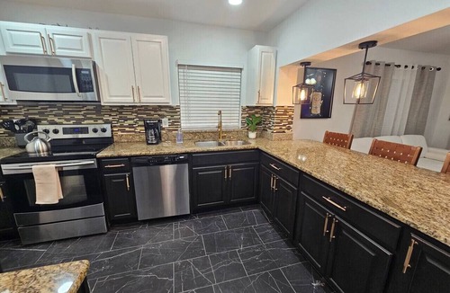 College Park House | College Park Bungalow Sleeps 20+ 2 Kitchens-Fenced