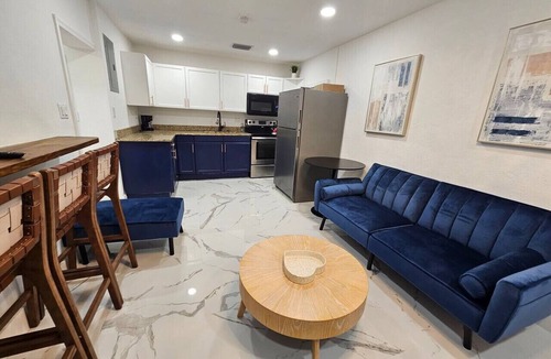 College Park House | College Park Bungalow Sleeps 20+ 2 Kitchens-Fenced