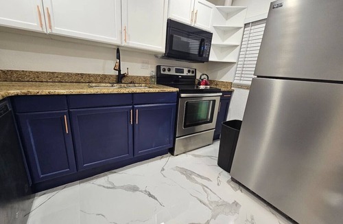 College Park House | College Park Bungalow Sleeps 20+ 2 Kitchens-Fenced