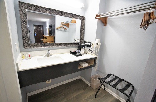 Lynn Hotel | Columbus Inn and Suites