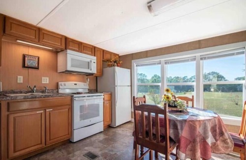 Hartselle House | Come enjoy a stay at Pleasant Lane! Plenty of parking & great surrounding area!