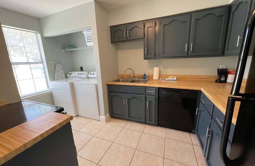 St. Marys House | Comfortable Coastal 2 BDRM home - 5 mins to downto
