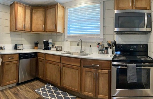 Statesboro House | Comfortable Cottage on the Blue Mile - Close to GSU!