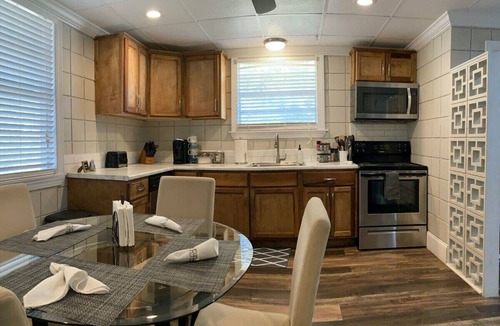 Statesboro House | Comfortable Cottage on the Blue Mile - Close to GSU!
