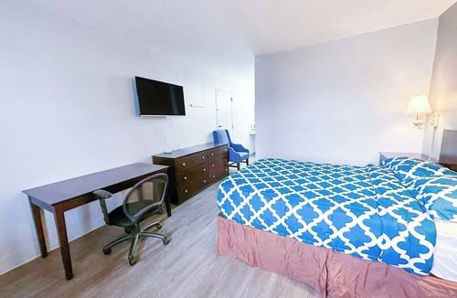 Madisonville Hotel | Comfortable Room Near Madisonville’s Top Parks and Trails