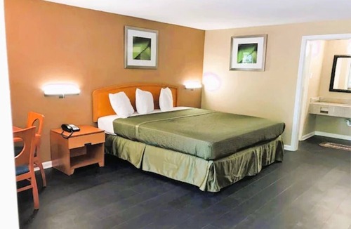 Governor's Walk Hotel | Comfortable Room near Tallahassee Downtown Market & Attractions | Free Parking