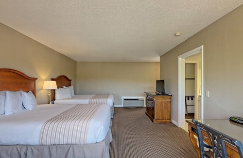 Clayton Hotel | Comfortable Two Queen Room in Clayton, GA with Mountain Views