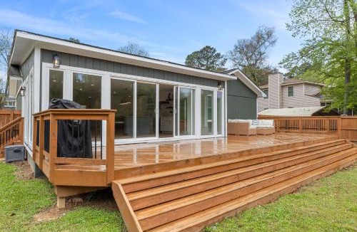 Macon House | Comforting Lakeside Retreat in Gated Community