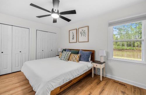 Macon House | Comforting Lakeside Retreat in Gated Community
