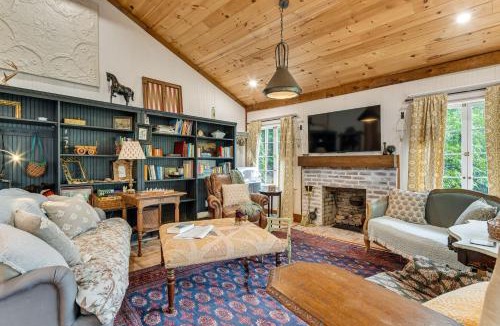 Lynn House | Comfy Cottage Charmer w/Patio Garden in Tryon