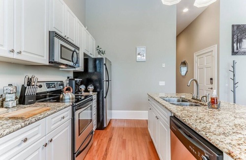 Metropolitan Condo | Comfy-Cozy-Walk to Forsyth Park-King Beds