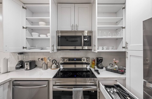 Neartown Apartment | Comfy Montrose Flat Near Midtown | Games Desk WiFi