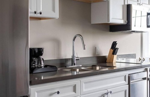 New Orleans Hotel | Contemporary 2BR Suite Near New Orleans Landmarks