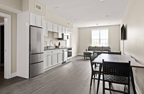 New Orleans Hotel | Contemporary 2BR Suite Near New Orleans Landmarks