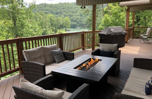 Caryville House | CONVENIENCE! Steps away to a private dock & 5 miles to a marina/grocery/hwy!