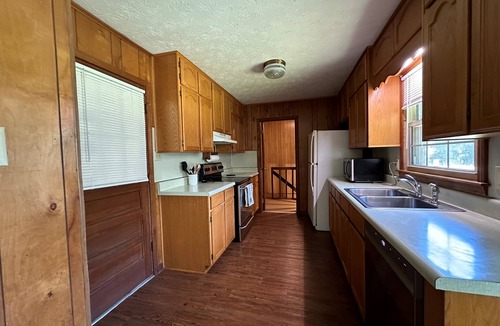 Jonesboro House | Convenient and Charming 3-bedroom house with basement in Atlanta’s Suburbs